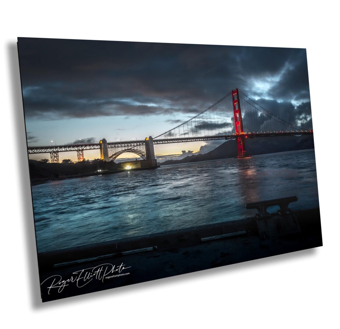 A picture of the golden gate bridge in san francisco.